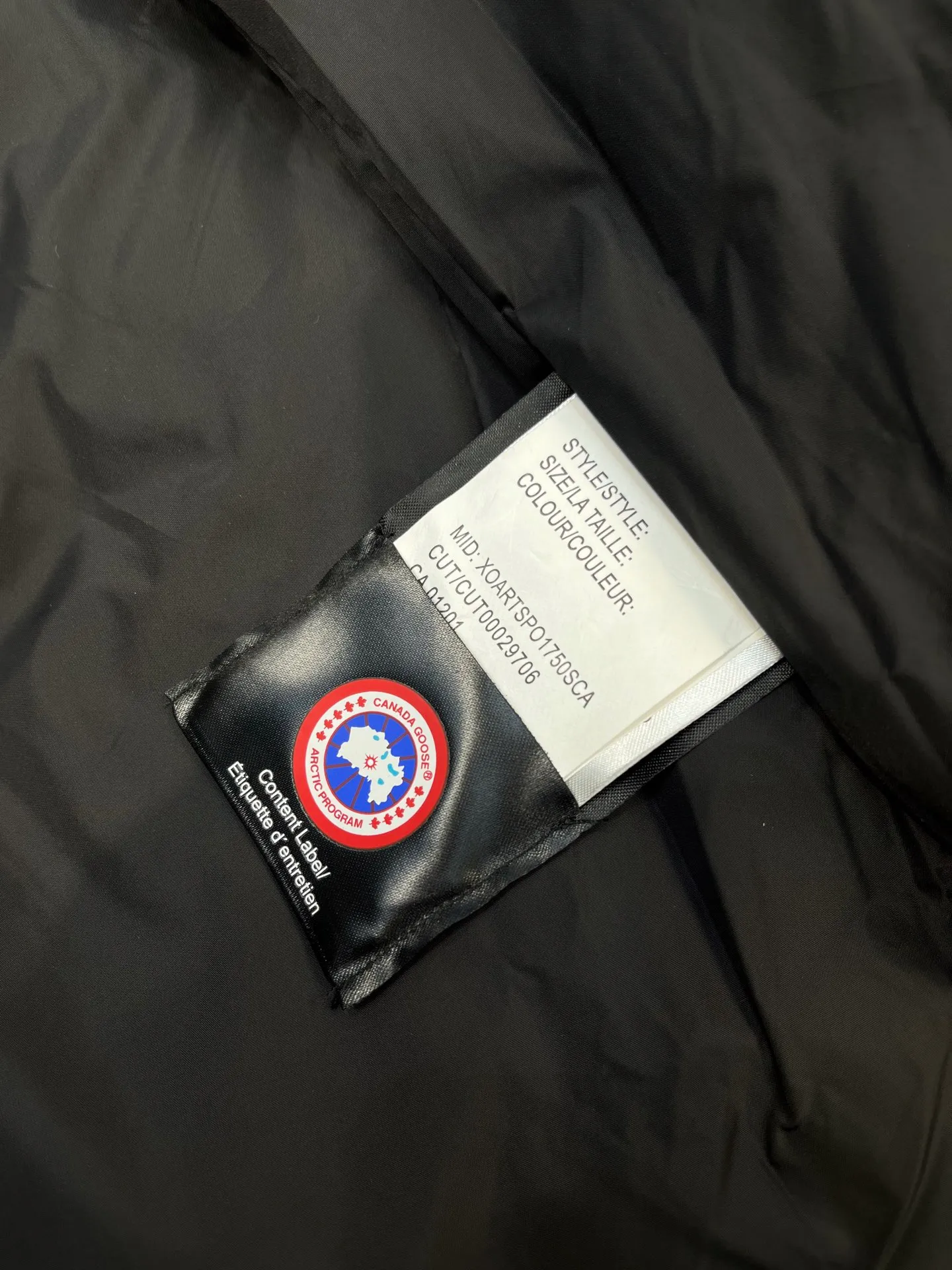 P860 Canada Goose Canada # Expedition04 Parker, a treasure of Canadian origin! Limited supply worldwide! Canada Goose Model 04 is a top-notch couple model, polar cold-proof outdoor series fur collar detachable hooded parka down jacket, the first Goose in 2024. I hope my partners like the top quality, and I hope everyone can evaluate it together! The most popular cool items of the Big Goose family in 2024 are online. The same popular product of Yi Yang Qianxi is said to be a joint limited edition Big Goose that cannot be bought in autumn and winter. If you dislike the sameness of the Big Goose in the past, then this model will definitely give you a different experience! This year's most powerful couple's collection for autumn and winter is online, a top-notch luxurious ready-to-wear style, paired with an outdoor warm down jacket with great style and charm! The most standard and classic items of the Daye family in the past two years are equipped with unique reflective stripes for embellishment, which further shows the high-end fashion performance effect. With the embellishment of hardware buckles, it has excellent performance effect. The upper body is clean, simple and elegant, even for urban leisure. It is suitable for various occasions. Designed with large pockets, this model has a large capacity and is equipped with reflective stripes, making it safer at night. It is suitable for various adventure activities. It is made of windproof and waterproof technical materials. The interior is filled with full white duck down, which is absolutely cold-proof and warm. It also has a stand-up collar design and fine fluff at the collar, with meticulous attention to detail! The charm of this model is also more spiritual, and the upper body has more temperament and specifications. It perfectly shows the ultra-high standard of fashionable performance of this model, integrating outdoor and life, and you can even create high-street wear! The most pinnacle limited-edition goose that we have presented so far, both in terms of design and detailed materials, it is completely outstanding. The grand and evergreen version design is matched with cool reflective elements. The overall appearance can be said to be quite high, and it has that kind of powerful outdoor performance! It combines high-end casual attributes with high-street style. It is high-grade, domineering, warm, and beautiful. The visibility of the upper body is quite strong, and the configuration of the owl element is highly brand-recognizable. It fully complements the overall brand performance and visual effects, and also has the high-end sense of fashion and fashionable performance. It is a must-buy product because it is the most awesome down brand on the planet and one of Canada's three national treasure brands. It is also a sentimental down luxury brand. In the field of polar cold-proof clothing, Goose has made an irreplaceable contribution... Size: xs s m l xl